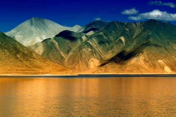 Spiegelung Der Berge Pangong Tso See Mit Blauem Himmel Hintergrund — Stockfoto