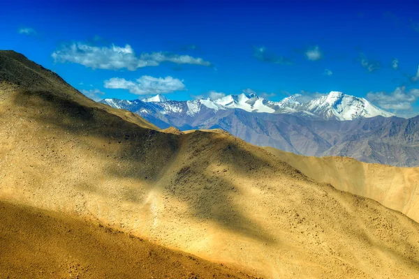 Paisagem Rochosa Ladakh Com Céu Azul Picos Gelo Pedras Marrons — Fotografia de Stock