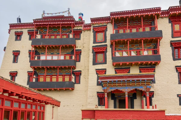 Stok Sarayı, Himalaya Atlıları manzaralı - Leh, Ladakh, Jammu ve Kaşmir, Hindistan 'da ünlü bir Budist tapınağıdır..