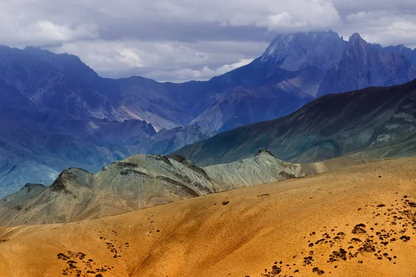 Moonland 'ın güzel renkli kayaları, manzara Leh, Jammu Kashmir, Hindistan. Himalaya dağının bir parçası olan Ay Ülkesi, Ay 'ın bir parçası gibi görünen kaya oluşumu ve dokusuyla ünlüdür..