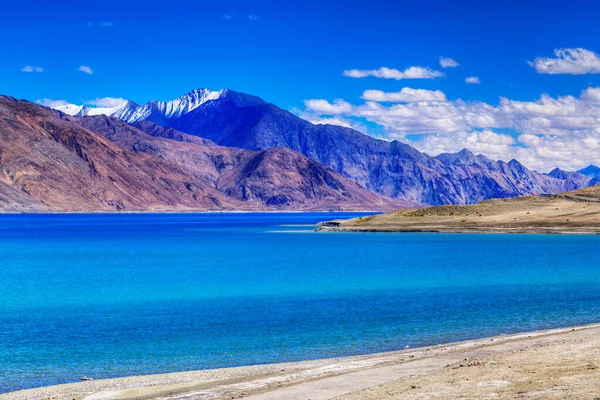 Dağlar ve Pangong (Göl). Ladakh 'ta büyük bir göl, yüksekliği 4,350 m (14,270 ft)' dir. 134 km uzunluğundadır ve Hindistan 'dan Tibet' e kadar uzanır. Leh, Ladakh, Jammu ve Kashmir, Hindistan