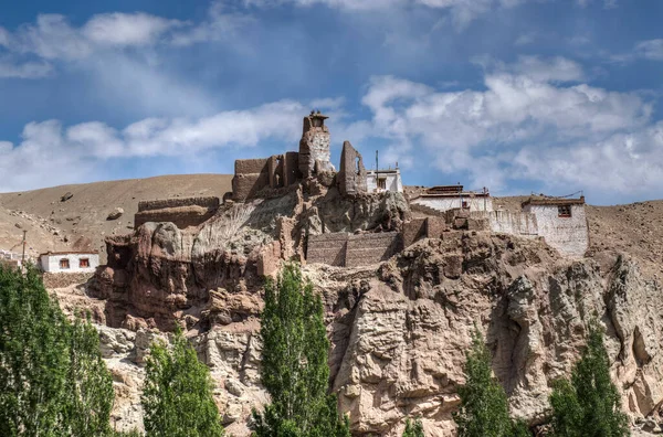Basgo Manastırı 'nda taş, kaya ve göletle harabeler.
