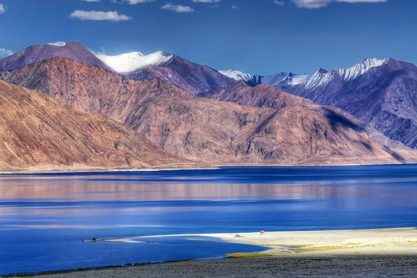 Pangong Tso (Göl) dağının yansıması. Ladakh 'ta büyük bir göl, yüksekliği 4,350 m (14,270 ft)' dir. 134 km uzunluğundadır ve Hindistan 'dan Tibet' e kadar uzanır. Leh, Ladakh, Jammu ve Kashmir, Hindistan