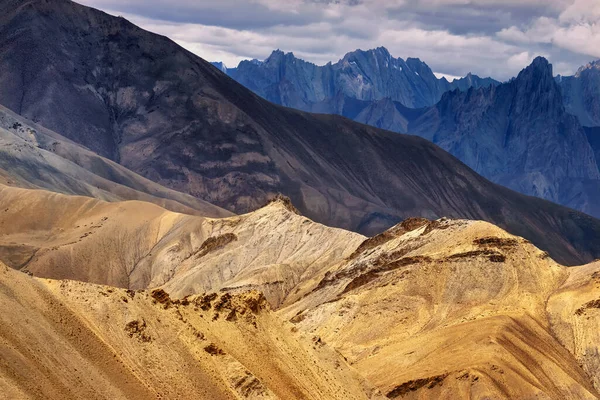 Moonland 'ın güzel renkli kayaları, manzara Leh, Jammu Kashmir, Hindistan. Himalaya dağının bir parçası olan Ay Ülkesi, Ay 'ın bir parçası gibi görünen kaya oluşumu ve dokusuyla ünlüdür..