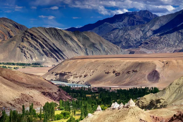 Paisagem Rochosa Ladakh Com Vale Verde Meio Jogo Luz Sombrajammu — Fotografia de Stock