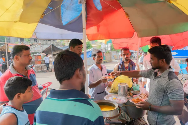 Cuttack, Odisha, Hindistan - 24 Temmuz 2019: Dahi Bara Alu Dum yol kenarında satıcılar tarafından sabah müşterilere satılıyor. Dahi baralar bir kaşık baharatlı aloo dum ile kaplanıp tabakta servis edilir..