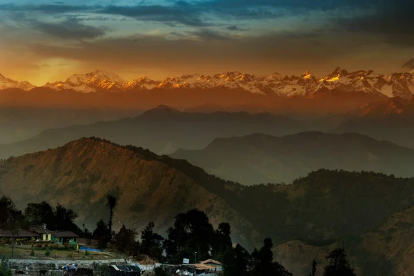 Puesta Sol Naranja Chaukhamba Macizo Montaña Grupo Gangotri Del Himalaya — Foto de Stock