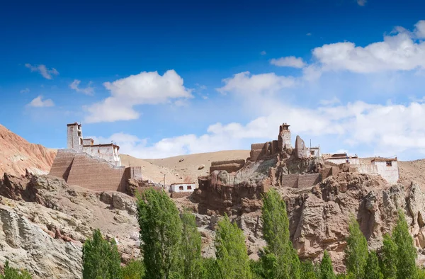 Basgo Manastırı 'nda taş, kaya ve göletle harabeler.