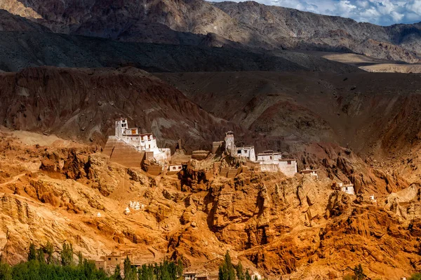 Klasztor Basgo Zbudowany Pod Masywnymi Kamieniami Skałami Leh Ladakh Jammu — Zdjęcie stockowe