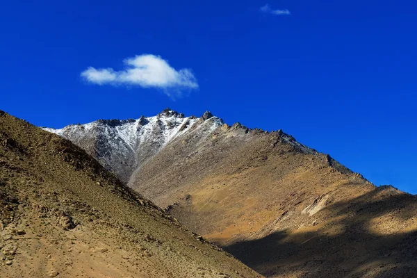 Скалистый Пейзаж Голубым Небом Ледяными Вершинами Перевал Чангла Лех Ладакх — стоковое фото
