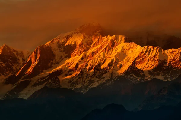 Chaukhamba tepelerinde portakal rengi günbatımı, Garhwal Himalaya 'nın Gangotri Grubu' nda bir dağ kitlesi. Uttarakhand, Hindistan 'daki Gangotri Buzulu' nun başındadır..