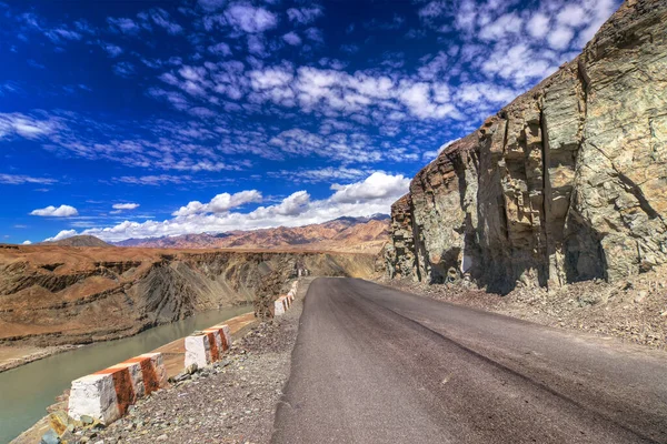 Concrete Road Beautiful Rocky Mountains Snow Peaks Himalaya Leh Ladakh — Stock Photo, Image