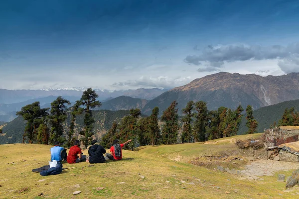 Tunganath, Uttarakhand, Hindistan - 1 Kasım 2018: Trekkerler, Uttarakhand 'da Himalayalar' ın yüksek yüksekliklerindeki Bugyals, dağlık arazi ve çayırların keyfini çıkarıyorlar..