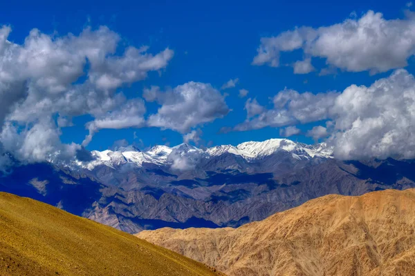Ladakh 'ın güzel Himalaya manzarası, mavi gökyüzü, arka planda bulutlar ve buz zirveleri, Ladakh, Jammu ve Kashmir, Hindistan