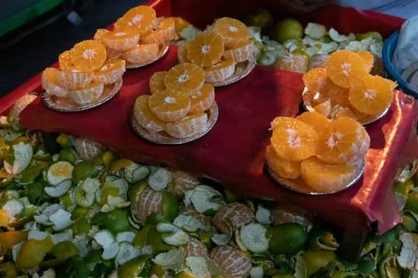 Medio Corte Naranja Para Venta Como Comida Callejera Naranja Una —  Fotos de Stock