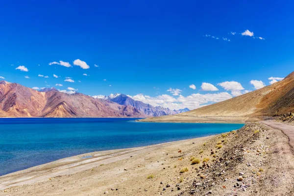 Dağlar ve Pangong Gölü. Ladakh 'ta 14.270 feet yükseklikte büyük bir göl. 134 km uzunluğunda ve Hindistan 'dan Tibet' e kadar uzanıyor. Leh, Ladakh, Jammu ve Kashmir, Hindistan