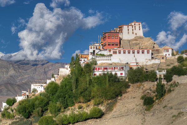 Монастырь Тиксай с видом на Гималайские горы и голубое небо на заднем плане, Ладакх, Джамму и Кашмир, Индия