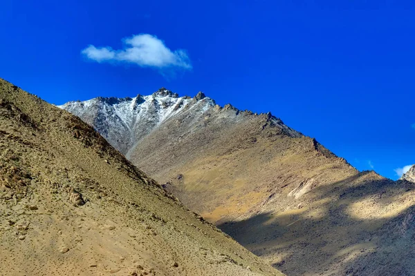Paisaje Rocoso Cielo Azul Nublado Pico Hielo Vista Montaña Del — Foto de Stock