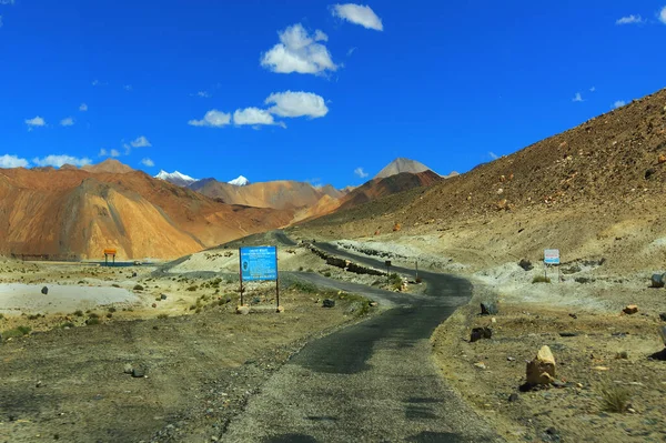 Road Rocky Mountains Blue Sky Clouds Background Leh Ladakh Jammu — Stock Photo, Image