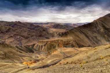 Ay 'ın güzel hava manzarası, arka planda yağmur bulutları, Ladakh, Jammu ve Kashmir, Hindistan