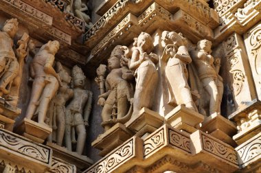 Vishvanatha Tapınağı 'ndaki insan heykelleri, Khajuraho' nun batı tapınakları, Madhya Pradesh, Hindistan