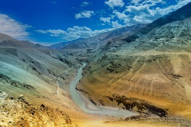 Zanskar nehri - arkaplanda Himalaya Dağları ve bulutlu mavi gökyüzü manzaralı. Leh, Jammu ve Kashmir, Ladakh, Hindistan