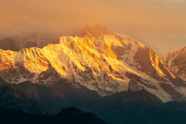 Chaukhamba tepelerinde gün batımı, Garhwal Himalaya 'nın Gangotri Grubu' nda bir dağ kitlesi. Uttarakhand, Hindistan 'daki Gangotri Buzulu' nun başındadır..