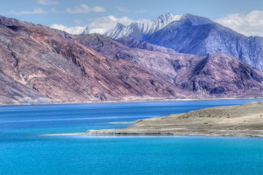 Dağlar ve Pangong (Göl). Ladakh 'ta büyük bir göl, yüksekliği 4,350 m (14,270 ft)' dir. 134 km uzunluğundadır ve Hindistan 'dan Tibet' e kadar uzanır. Leh, Ladakh, Jammu ve Kashmir, Hindistan 