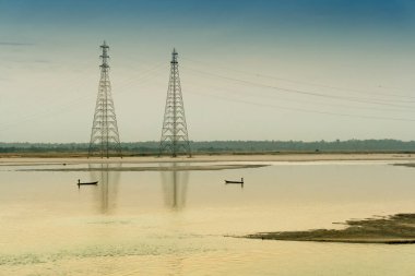 Batı Bengal, Hindistan 'ın kuzey Bengal' i Dooars 'da ufukta iki elektrikli kamyonla Gajoldoba yaylım ateşi görünüyor. Burası ünlü bir turist ve piknik yeri..