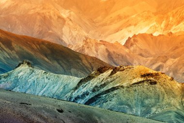 Moonland 'ın güzel renkli kayaları, manzara Leh, Jammu Kashmir, Hindistan. Himalaya dağının bir parçası olan Ay Ülkesi, Ay 'ın bir parçası gibi görünen kaya oluşumu ve dokusuyla ünlüdür..