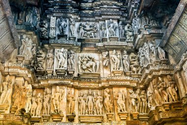 Vishvanatha Tapınağı 'ndaki Erotik İnsan Heykelleri, Khajuraho' nun batı tapınakları, Madhya Pradesh, Hindistan. UNESCO Dünya Mirası sahası ve erotizm turizm beldesi.