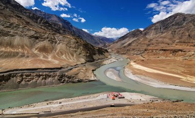 Zanskar ve Indus nehirlerinin birleşiminin manzarası - Leh, Ladakh, Jammu ve Kashmir, Hindistan