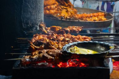 Baharatlı tavuk kebabı mangalda mangal kömürüyle pişiriliyor metal şişler ile, akşamları Eski Delhi pazarında sokak yemeği olarak satılıyor. Baharatlı ve vejetaryen olmayan sokak yemekleriyle ünlüdür..