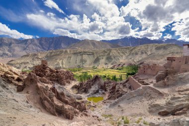 Basgo Manastırı 'nda taşlar, kayalar ve göletle yıkıntılar, tepeden doğal manzara, Leh, Ladakh, Hindistan