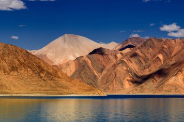 Dağlar ve Pangong (Göl). Ladakh 'ta büyük bir göl, yüksekliği 4,350 m (14,270 ft)' dir. 134 km uzunluğundadır ve Hindistan 'dan Tibet' e kadar uzanır. Leh, Ladakh, Jammu ve Kashmir, Hindistan