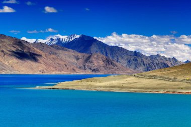 Dağlar ve Pangong (Göl). Ladakh 'ta büyük bir göl, yüksekliği 4,350 m (14,270 ft)' dir. 134 km uzunluğundadır ve Hindistan 'dan Tibet' e kadar uzanır. Leh, Ladakh, Jammu ve Kashmir, Hindistan