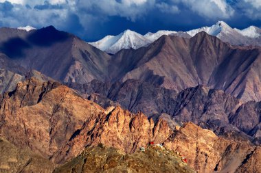 Arka planda buz zirveleri, bulutlu mavi gökyüzü, Ladakh, Jammu ve Kashmir 'in Rocky manzarası, Hindistan