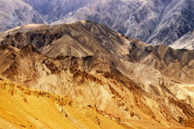 Kahverengi renkli kaya ve taşlar - Ay yüzeyi gibi oluşumlar, ay toprağı, dağlar, ladakh manzarası Leh, Jammu & Kashmir, Hindistan