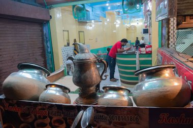 Old MARKET, NEW DELHI, INDIA - 28 Ekim 2018: Eski Delhi pazarındaki yol kenarı gıda tezgahlarında bakır kaplar kullanılır - çeşitli tavuk kebapları için ünlü bir turistik merkezdir.