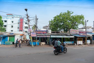 Cuttack, Odisha, Hindistan - 24 Temmuz 2019: Cuttack şehrinin manzarası, insanlar bir motosikleti es geçiyor.