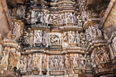 Vishvanatha Tapınağı 'ndaki Erotik İnsan Heykelleri, Khajuraho' nun batı tapınakları, Madhya Pradesh, Hindistan. 1050 civarında inşa edilen Khajuraho, UNESCO Dünya Mirası sitesi ve erotizm için turistik bir yer..