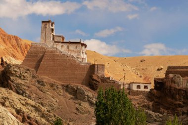Harabeler ve Basgo Manastırı Himalaya Dağları, Leh, Ladakh, Birlik Bölgesi, Hindistan 'ın taşları ve kayalarıyla çevrili. Mavi gökyüzü arkaplanı.