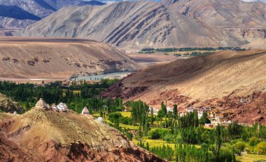 Ortasında yeşil vadi olan Ladakh 'ın Rocky manzarası, Jammu ve Kashmir, Hindistan