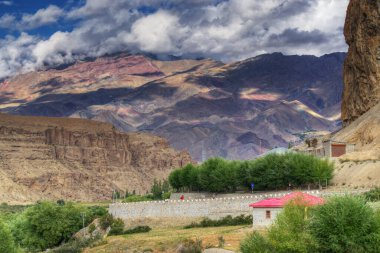 Mulbekh dağlarında ışık ve gölge oyunu, bulutlu gökyüzü arka planı, Ladakh, Jammu ve Kashmir, Hindistan
