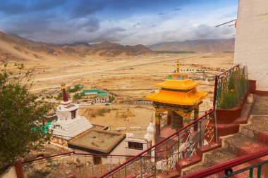 Antik Spitok Manastırı dışında Himalaya Dağları manzaralı - Leh, Ladakh, Jammu ve Kashmir, Hindistan 'da ünlü bir Budist tapınağıdır..
