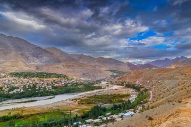 Himalaya dağları ve arkada mavi bulutlu gökyüzü, Leh, Ladakh, Jammu ve Kashmir, Hindistan ile İndus Nehri ve Kargil Şehir Vadisi 'nin üst manzarası.