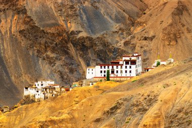 Lamayuru Manastırı, arka planda ay manzaralı Ladakh, Jammu ve Kashmir, Hindistan