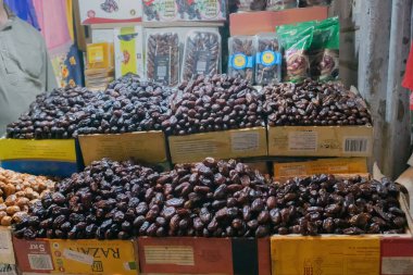 Old MARKET, NEW DELHI, INDIA - 28 Ekim 2018: Phoenix Dactylifera, yaygın olarak hurma veya hurma palmiyesi olarak bilinir, yaygın ve ünlü bir meyve ürünüdür..