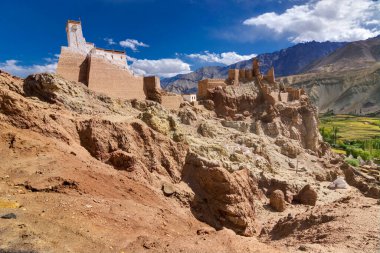 Basgo Manastırı 'ndaki antik kalıntılar, mavi gökyüzü ve bulutlu arka plan, Leh ladakh manzarası, Jammu ve Kashmir, Hindistan
