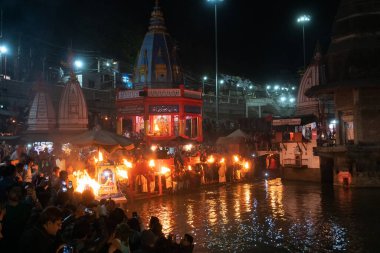 HAR KI PAURI GHAT, HARIDWAR, UTTARAKHAND, INDIA - NOVEMBER 3 2018: Kıyılarda ünlü Ganga Aaarti, yüzlerce Hindu dindar tarafından gelenek olarak nehrin önünde diyas sallayarak Ganga Nehri için dua.